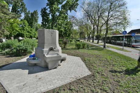 Hamarosan új helyére kerül a megszépült Szent György kút